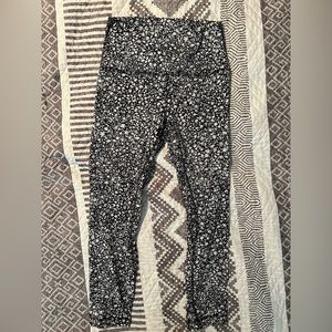 Lululemon black and white floral print 7/8 length leggings. Size 6.